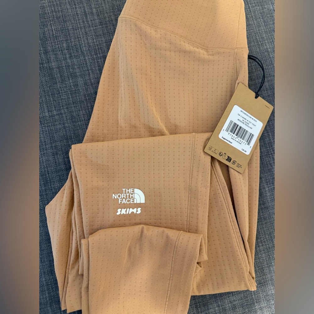 NWT SKIMS X NORTH FACE W DOT TIGHT
COLOR OCHRE
SIZE MEDIUM/REGULAR - Picture 7 of 9